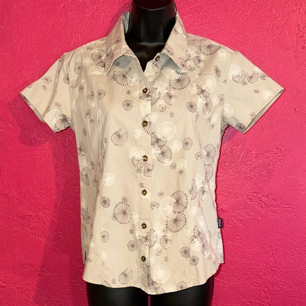 Patagonia fitted Light Tan Patterned Button Down Shirt. Sz 6. Athleisure.